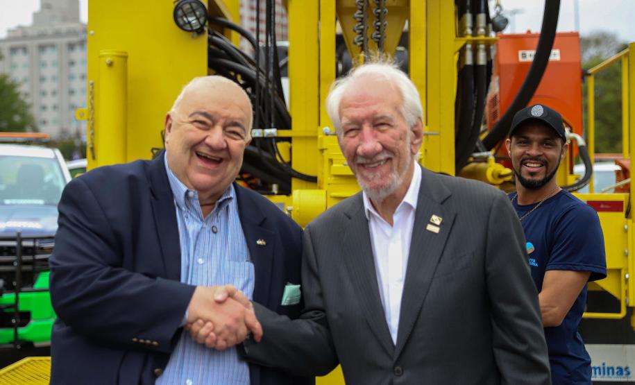 Foto de entrega de equipamentos de perfuração ao IAT