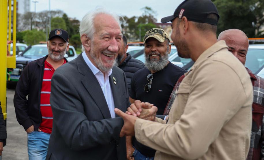 Foto de entrega de equipamentos de perfuração ao IAT