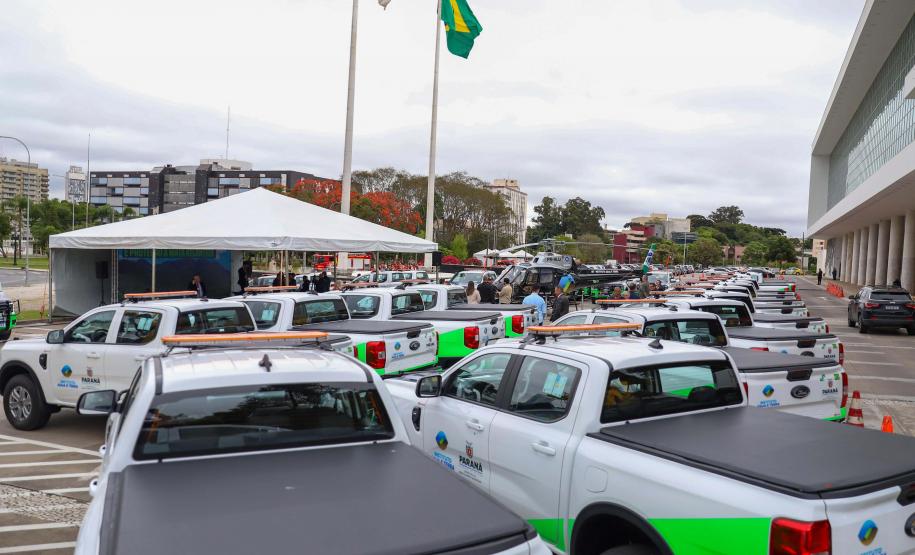 Foto de autoridades em cerimônia de entrega de veículos ao IAT