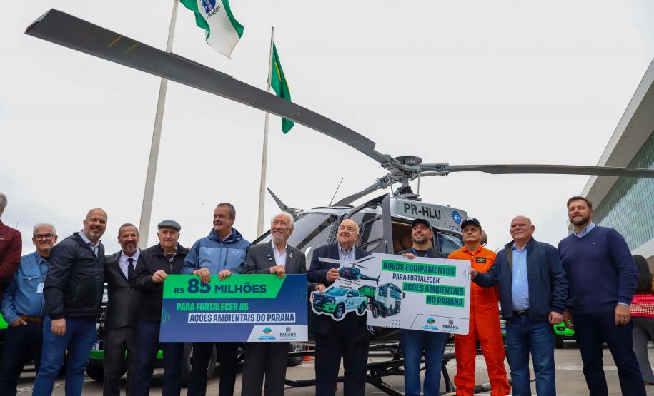 Foto de autoridades em cerimônia de entrega de veículos ao IAT