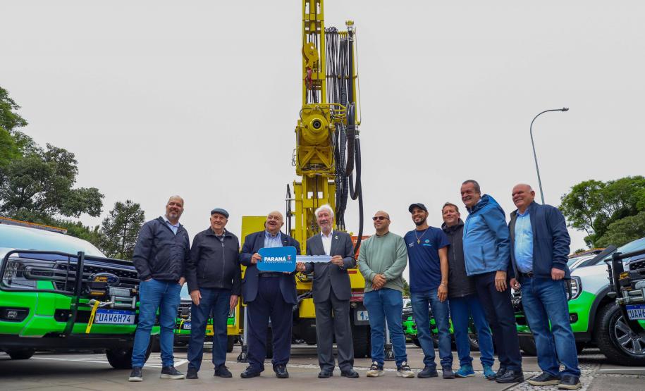 Foto de entrega de equipamentos de perfuração ao IAT