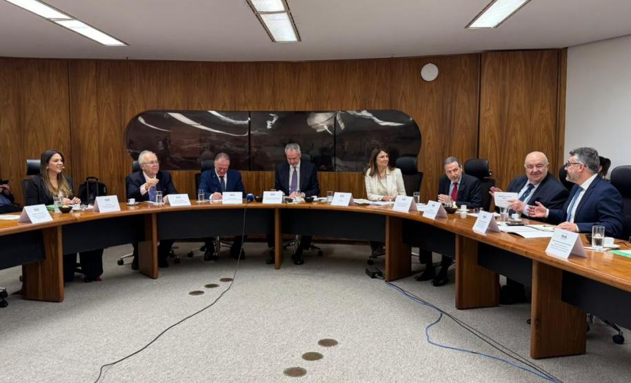 Foto do secretário em reunião com autoridades