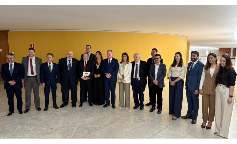 Foto do secretário em reunião com autoridades