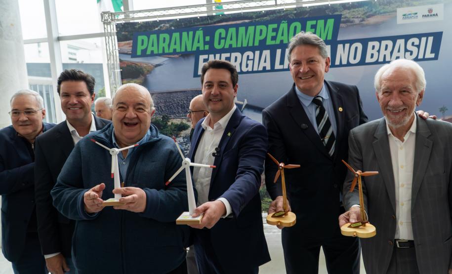 Foto de cerimônia com autoridades