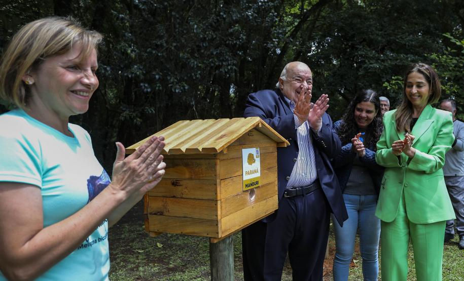 Foto de cerimônia de instalação de meliponários