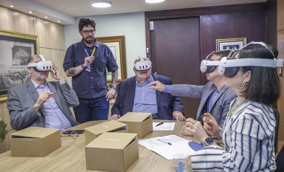 Foto de entrega de óculos de realidade virtual