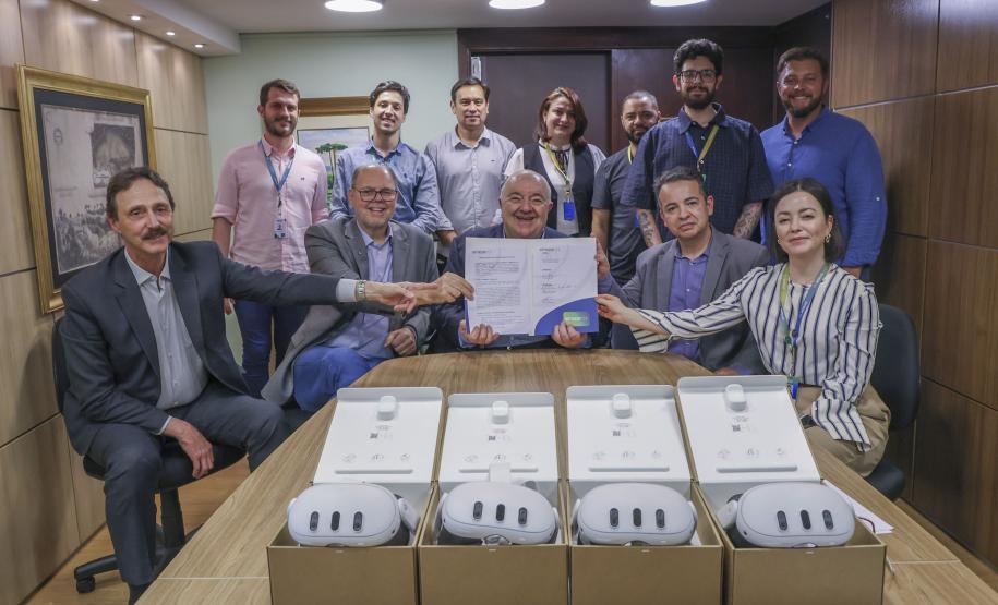 Foto de entrega de óculos de realidade virtual