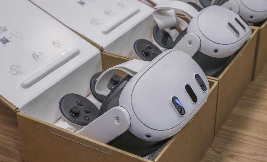 Foto de entrega de óculos de realidade virtual