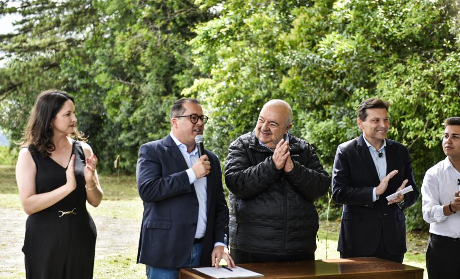 Foto de autoridades em evento