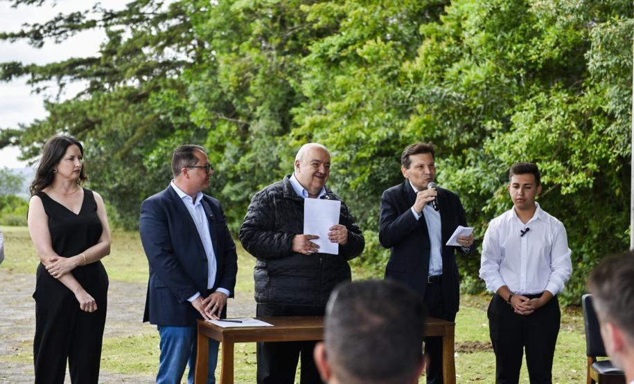 Foto de autoridades em evento