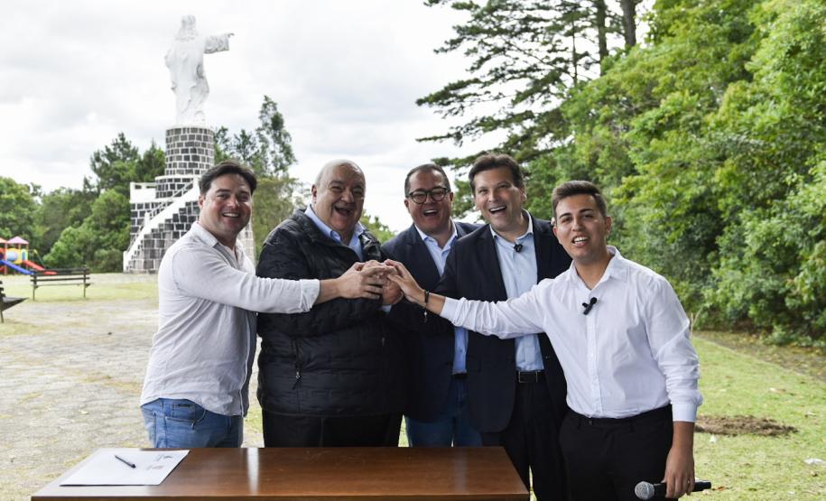 Foto de autoridades em evento