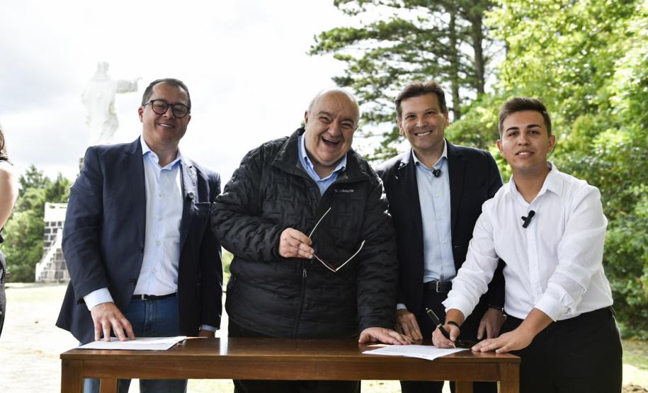 Foto de autoridades em evento