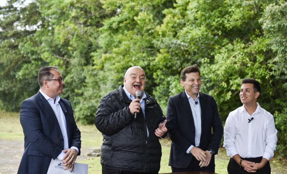 Foto de autoridades em evento