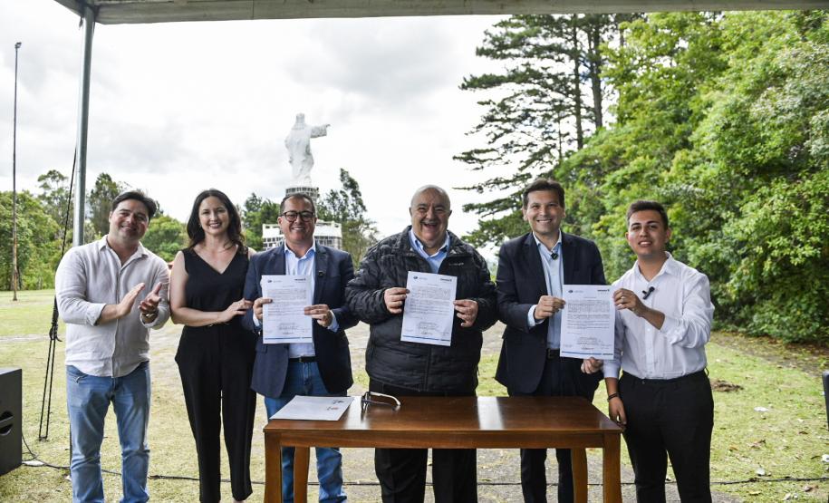 Foto de autoridades em evento