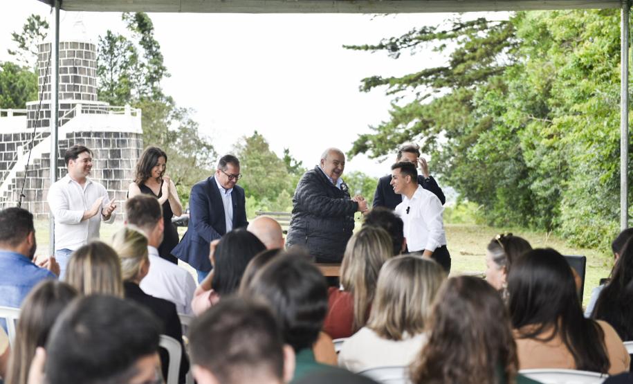 Foto de autoridades em evento