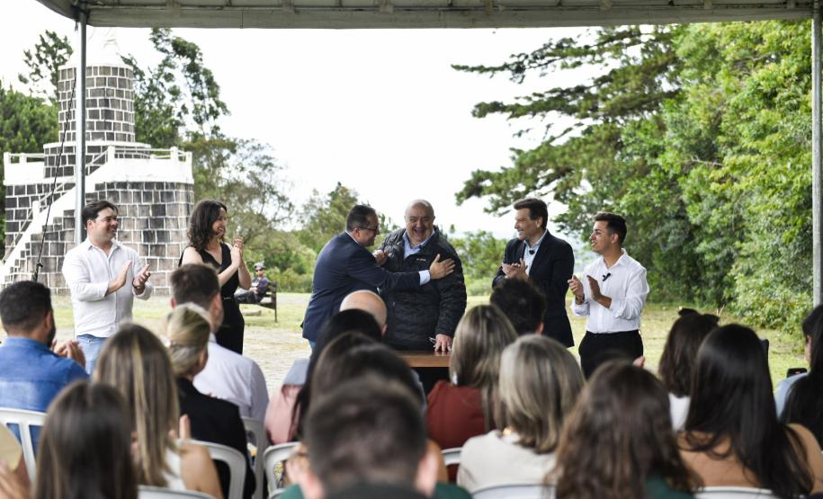 Foto de autoridades em evento