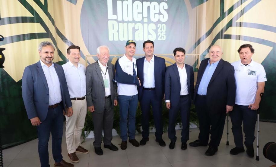 Foto de autoridades em evento