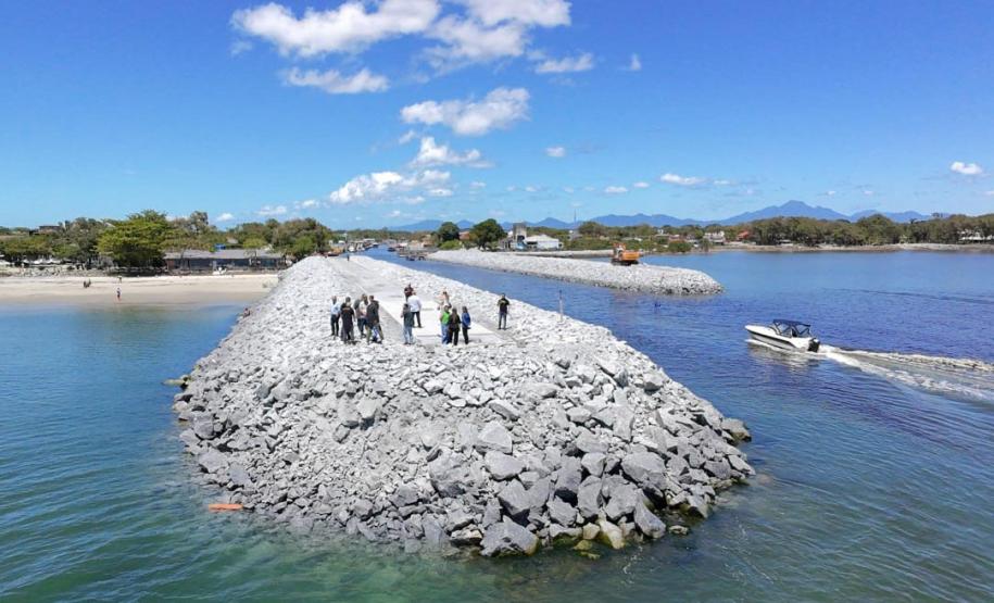 Foto de obras do Molhe de Pontal do Paraná