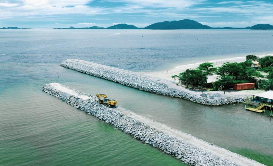 Foto de obras do Molhe de Pontal do Paraná