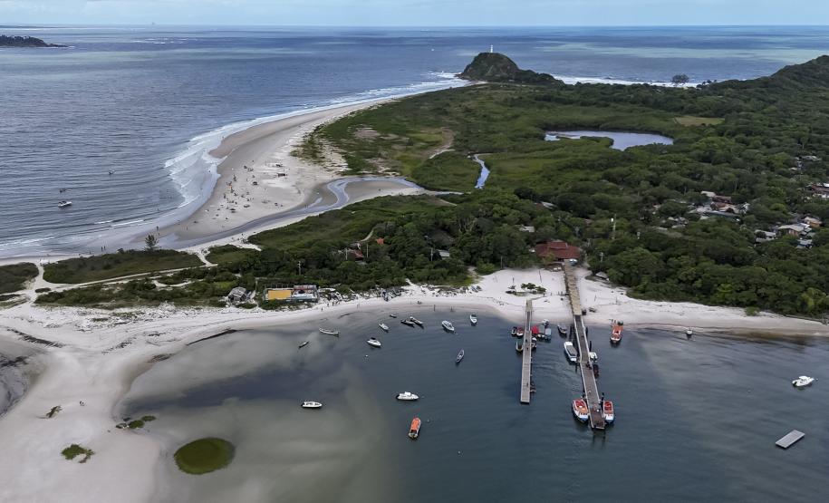 Com saneamento e inovações no acesso, Ilha do Mel ganha mais turistas e já projeta o futuro