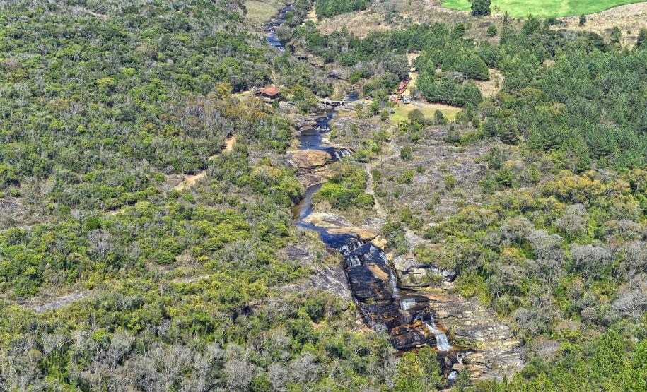 Verão na natureza: 5 cachoeiras para conhecer nas Unidades de Conservação do Paraná