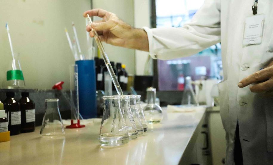 Foto de procedimento do laboratório