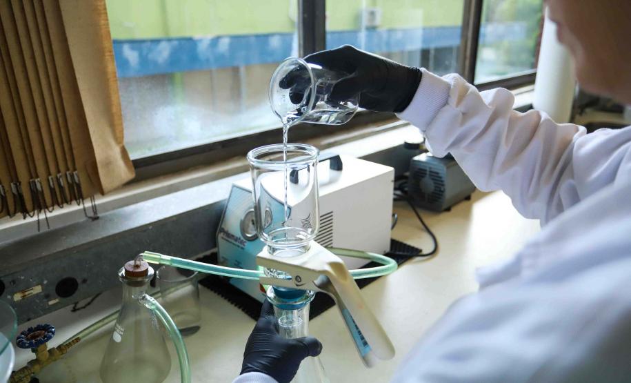 Foto de procedimento do laboratório