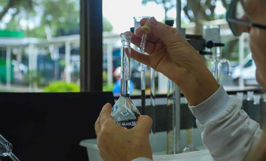 Foto de procedimento do laboratório