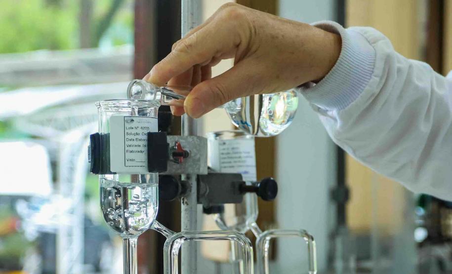 Foto de procedimento do laboratório