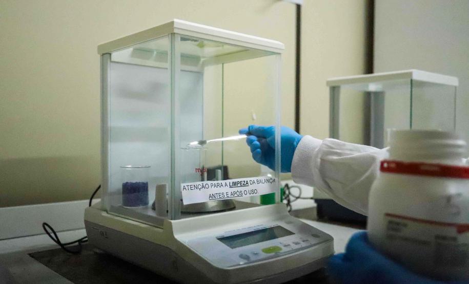 Foto de procedimento do laboratório