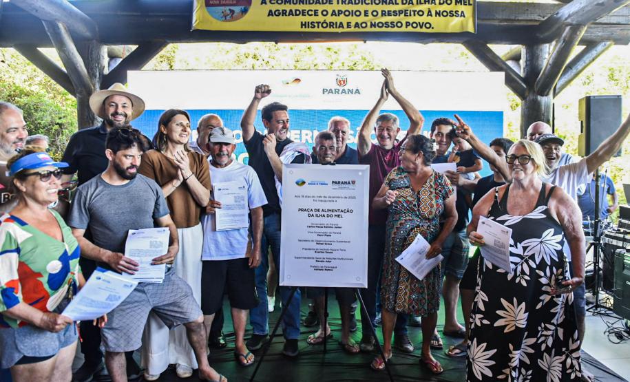 Governo entrega praça de alimentação e regularização fundiária para famílias da Ilha do Mel
