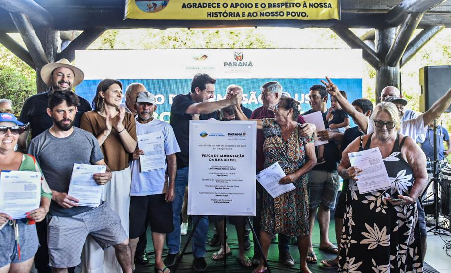 Governo entrega praça de alimentação e regularização fundiária para famílias da Ilha do Mel