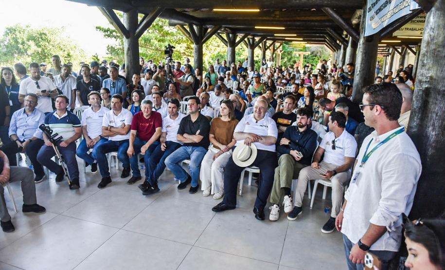 Governo entrega praça de alimentação e regularização fundiária para famílias da Ilha do Mel