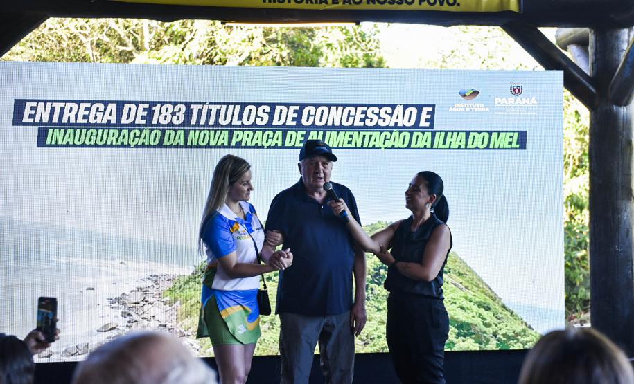 Governo entrega praça de alimentação e regularização fundiária para famílias da Ilha do Mel
