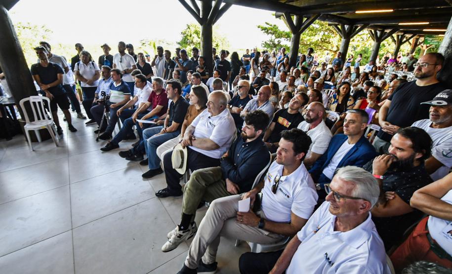 Governo entrega praça de alimentação e regularização fundiária para famílias da Ilha do Mel