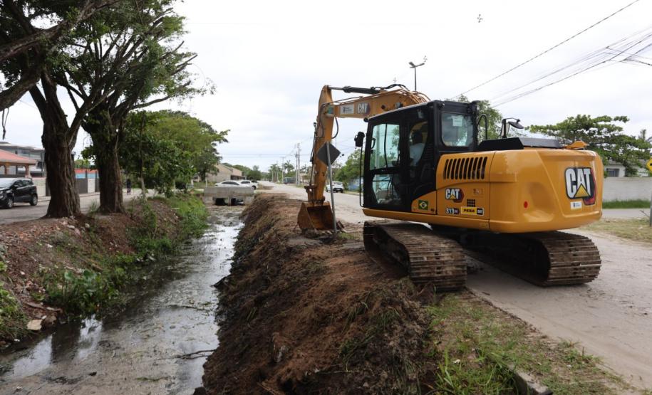 Estado começa a limpar e desassorear 45 quilômetros de canais no Litoral do Paraná