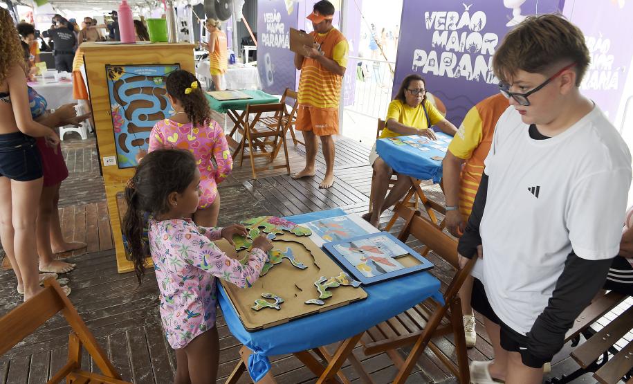 Foto de visitantes no estande da Sedest no Verão Maior