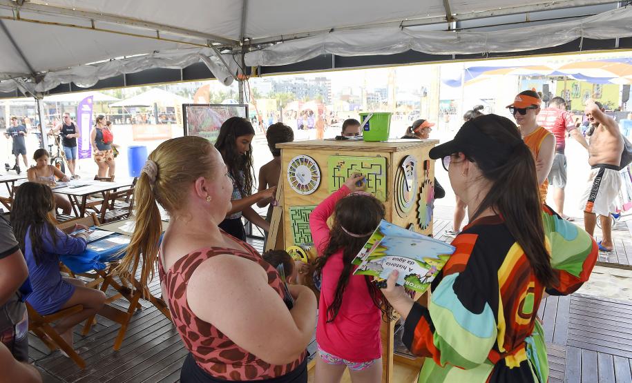 Foto de visitantes no estande da Sedest no Verão Maior