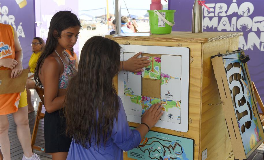Foto de visitantes no estande da Sedest no Verão Maior