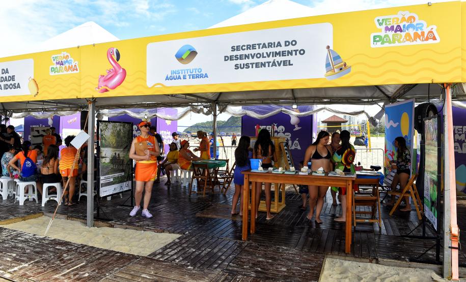 Foto de visitantes no estande da Sedest no Verão Maior