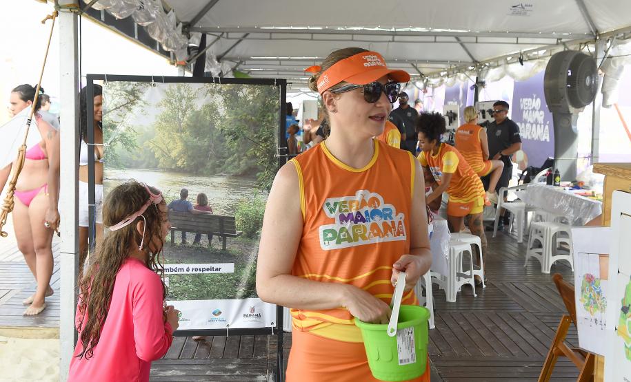 Foto de visitantes no estande da Sedest no Verão Maior