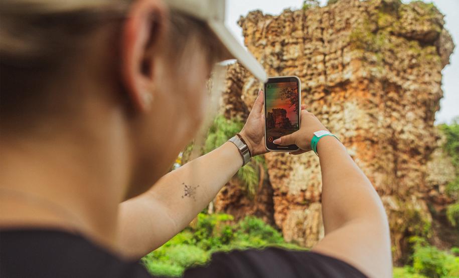 Foto de pessoa tirando foto de rocha no Parque Vila Velha