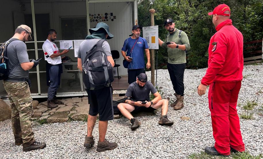 Foto de ação educativa no Pico Paraná