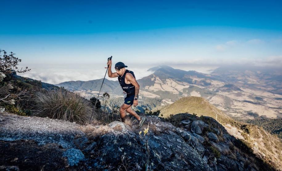 Foto de corredor em trilha de montanha