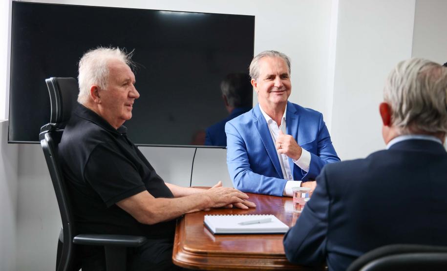 Foto de entrega de título a autoridades