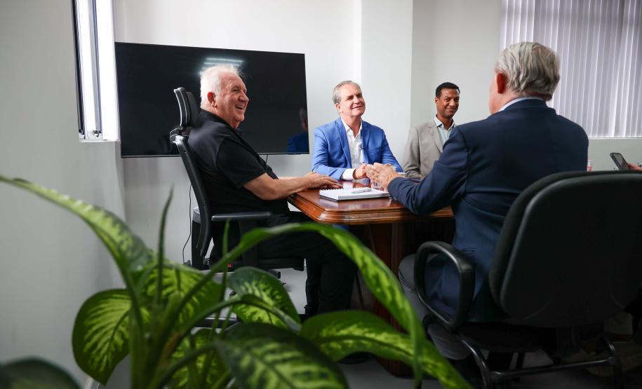 Foto de entrega de título a autoridades