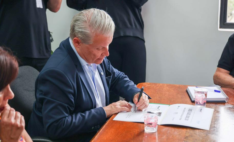 Foto de entrega de título a autoridades