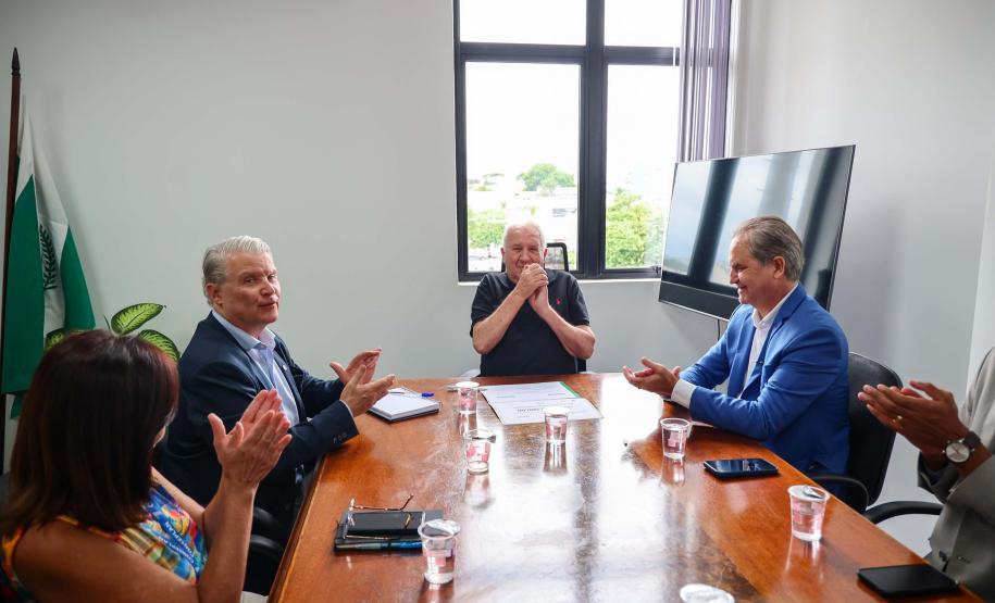 Foto de entrega de título a autoridades