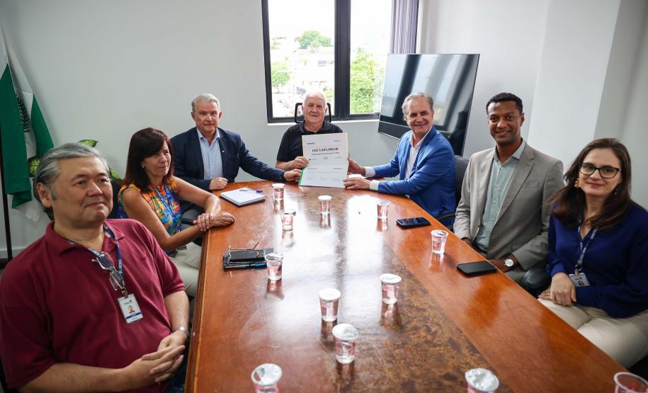 Foto de entrega de título a autoridades