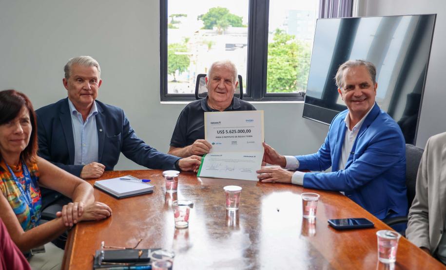 Foto de entrega de título a autoridades